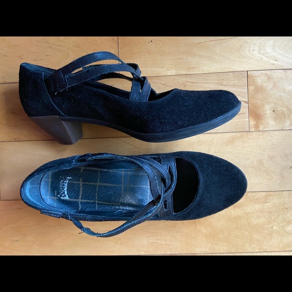 Low healed black sued shoes - Picture 6 of 10